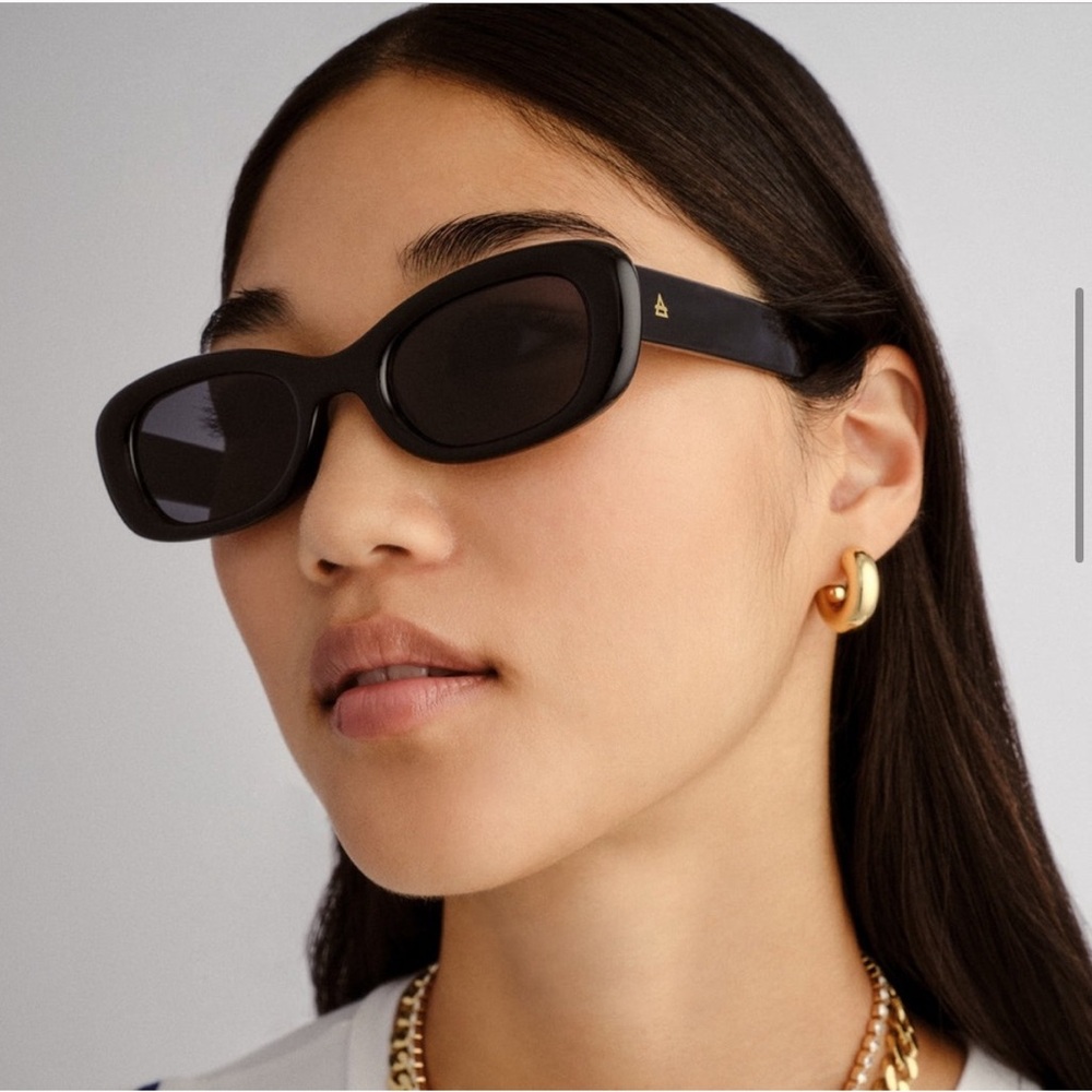 AIRE Stylish Black Sunglasses with Pouch